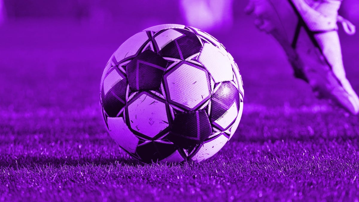 En närbild på en fotboll i Allsvenskan.