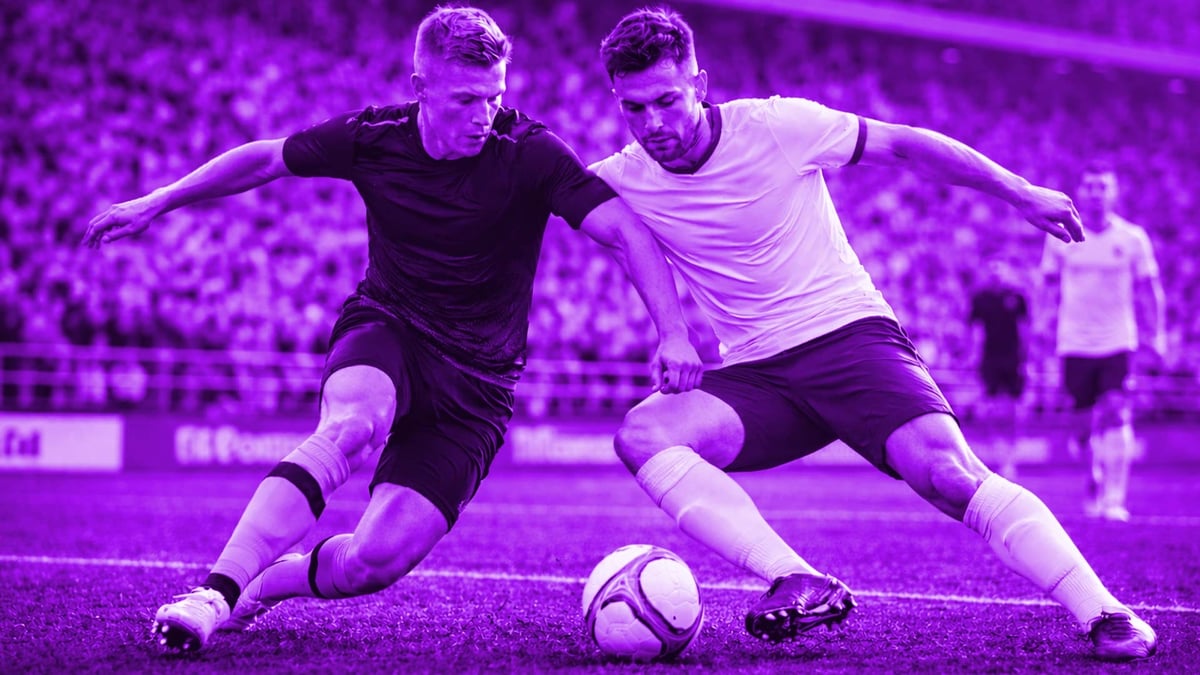 Två spelare tävlar om bollen i Superettan