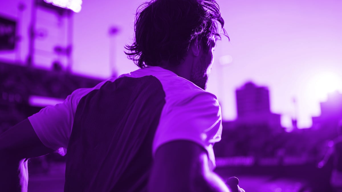 En fotbollsspelare i Allsvenskan springer ut på planen.