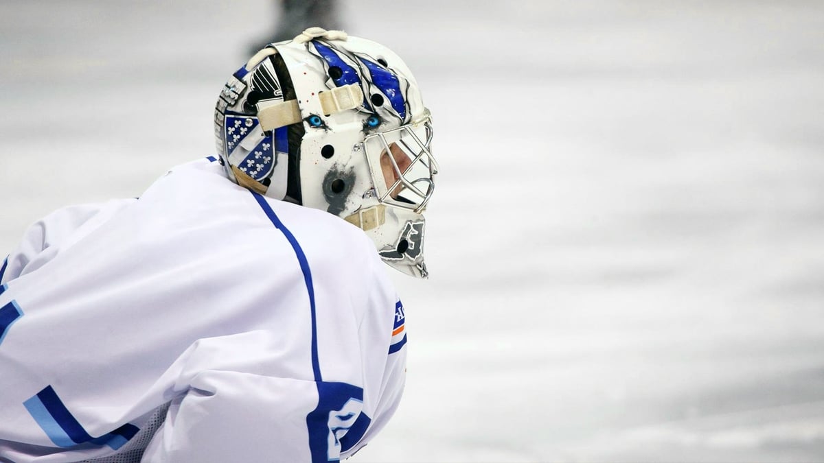 En målvakt gör sig redo för Hockey-VM 2025.