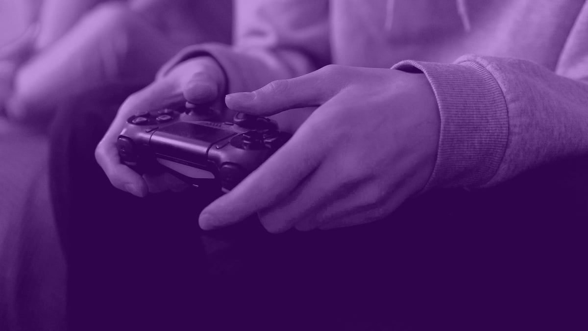 En person spelar esport som andra bettar på.