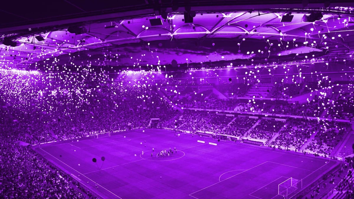 En fotbollsarena där en seger firas.