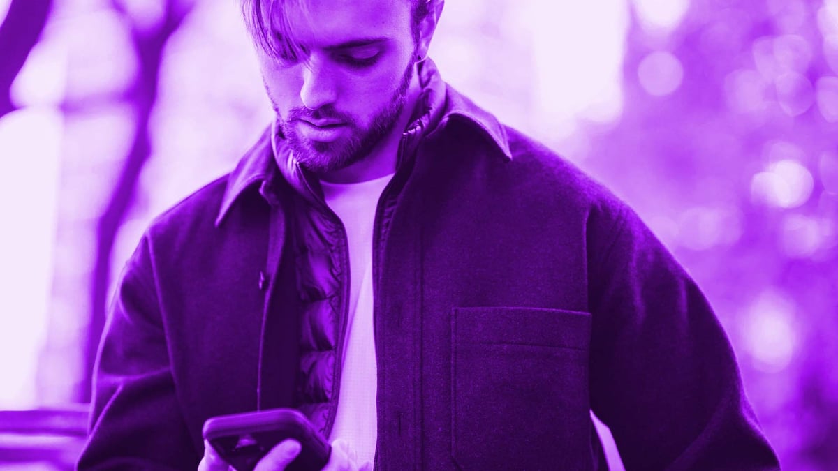 En person tar del av X3000 välkomstbonus på mobilen.