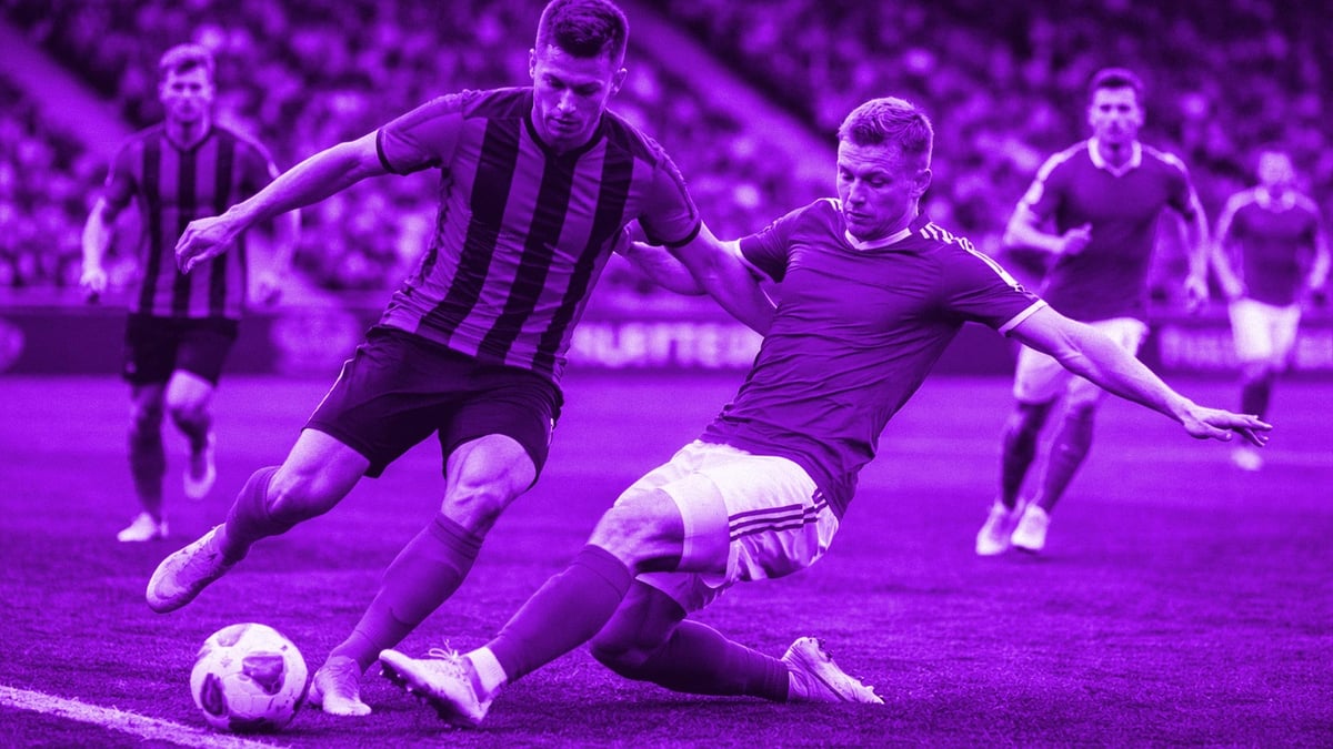 Närbild på duell i Superettan-match mellan två lag