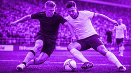 Två spelare tävlar om bollen i Superettan