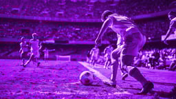 En spelare tar sats mot bollen i en av alla La Liga matcher.