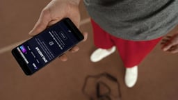 En person läser om spelansvar hos X3000 efter sin träning.