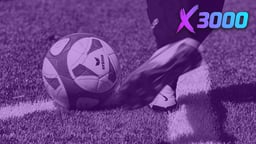 En spelare sparkar iväg en fotboll i Allsvenskan.