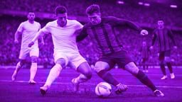 Två spelare dribblar om bollen i en La Liga-match.