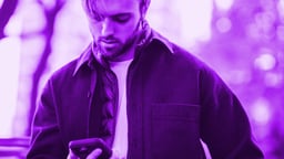 En person tar del av X3000 välkomstbonus på mobilen.