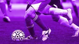 Två spelare tävlar om bollen i Allsvenskan 2025.